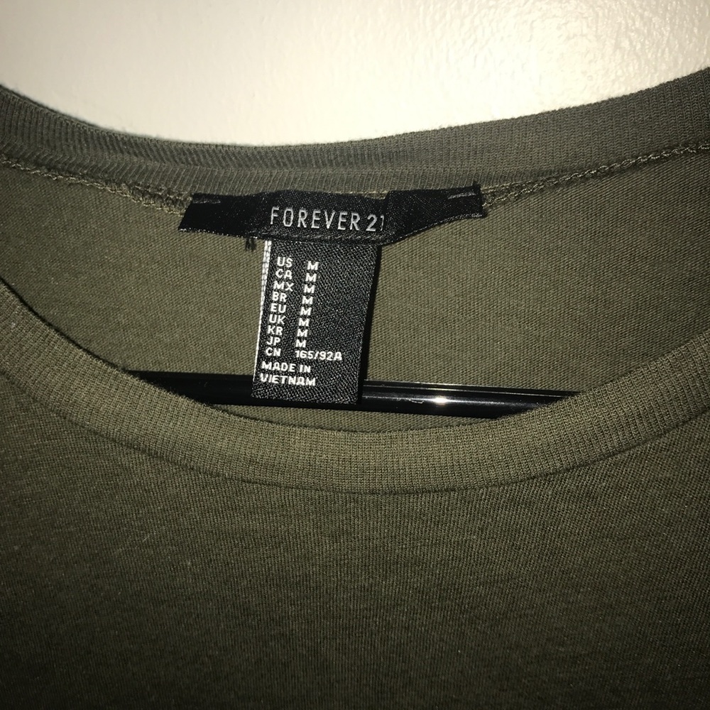 Basic tee! - Picture 2 of 2